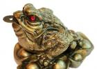 Трехлапая жаба с шаром на спине